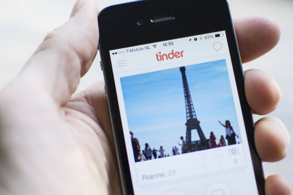 Descubra as cantadas para cada signo no Tinder