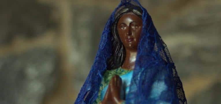 Descubra mais sobre Santa Sara Kali e aprenda a consagrá-la em seu altar de simpatias e orações.