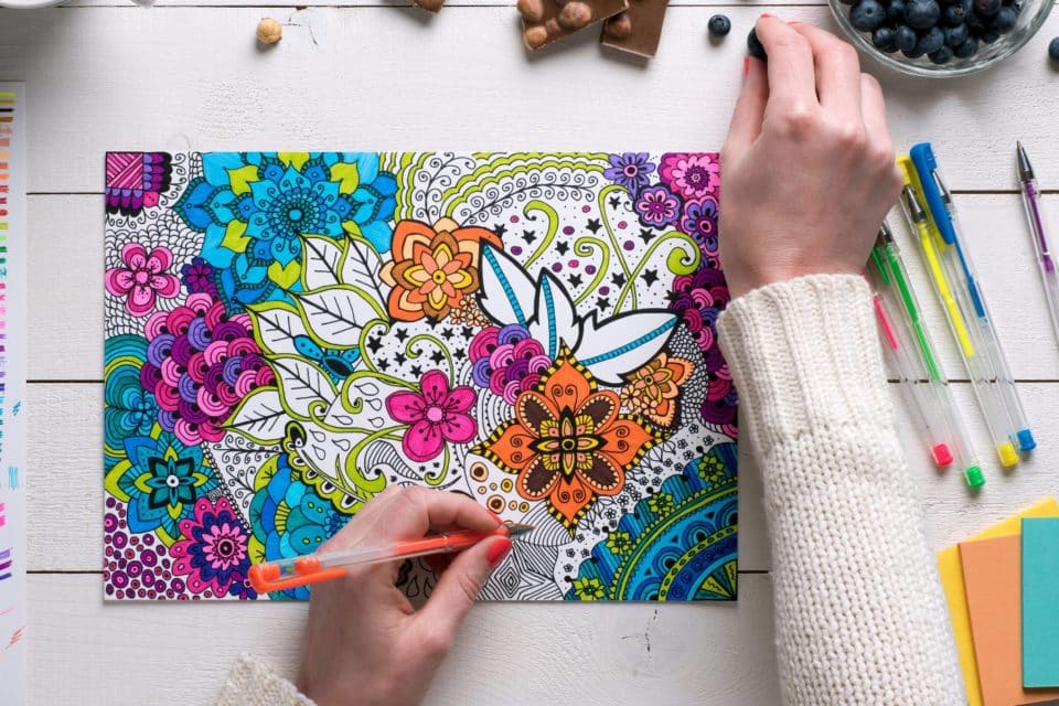Descubra os 5 incríveis benefícios dos livros de colorir para adultos