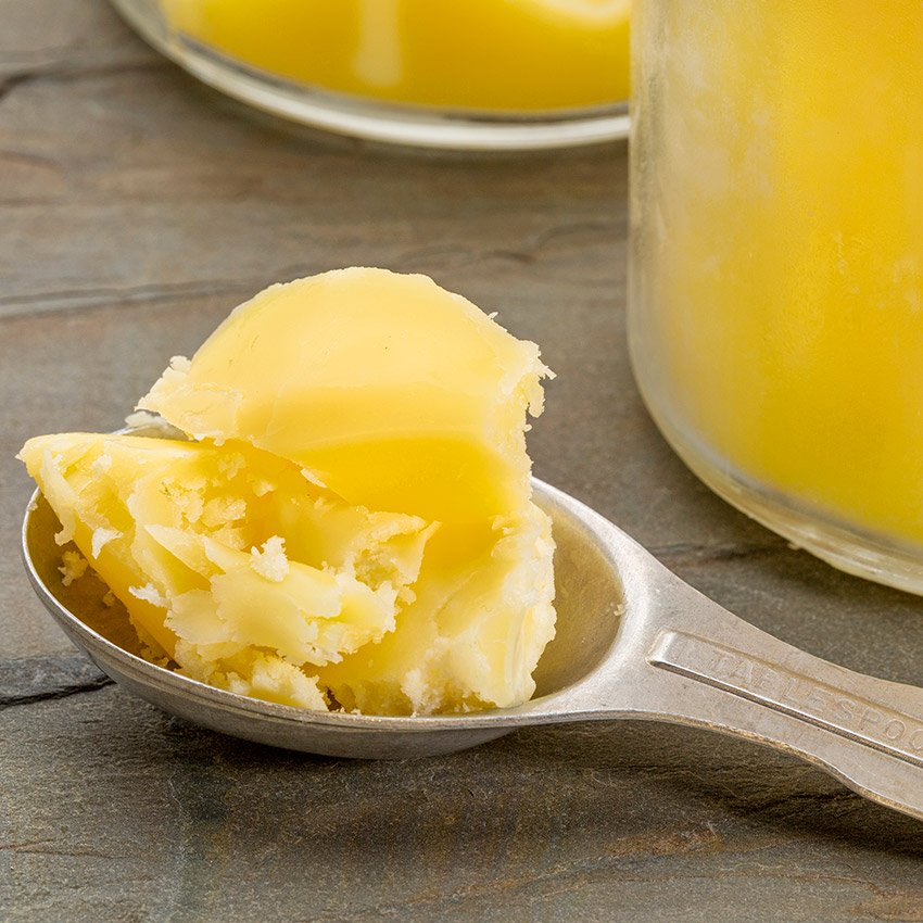 Descubra os benefícios da manteiga ghee como uma opção alternativa à manteiga tradicional.